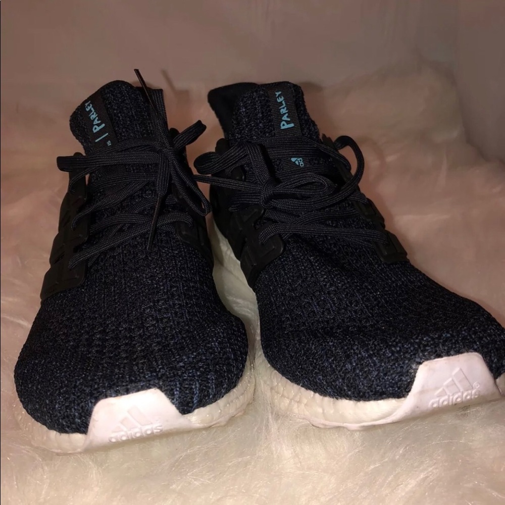 GREAT CONDITION ADIDAS SHOES SIZE 11